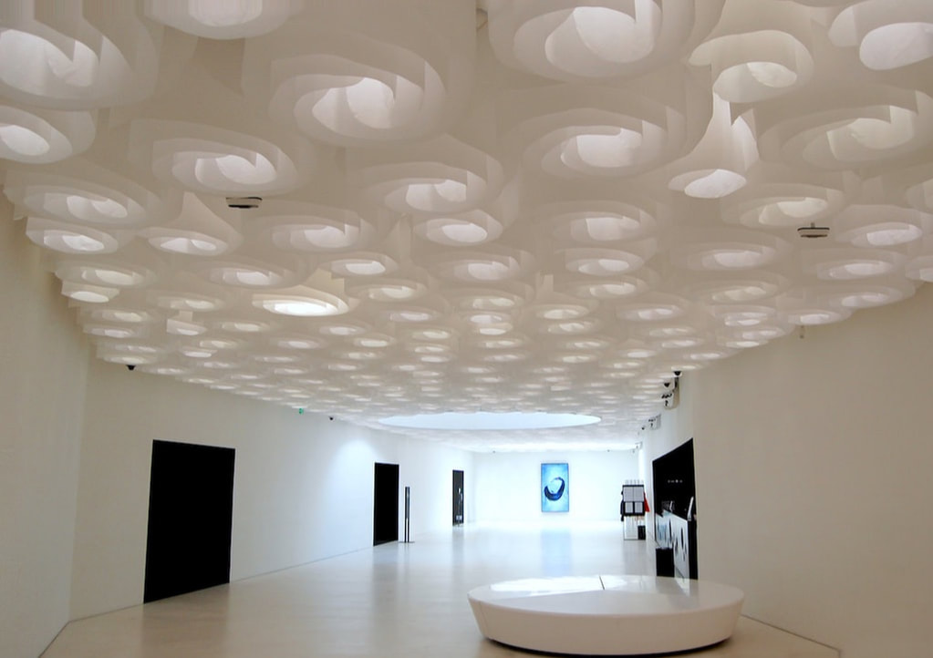 Amos Rex -taidemuseon aulan katto on Petri Vainion suunnittelema valoteos.